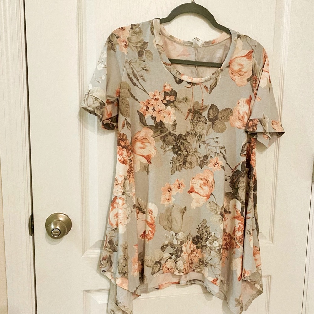 💕NWT Floral Top